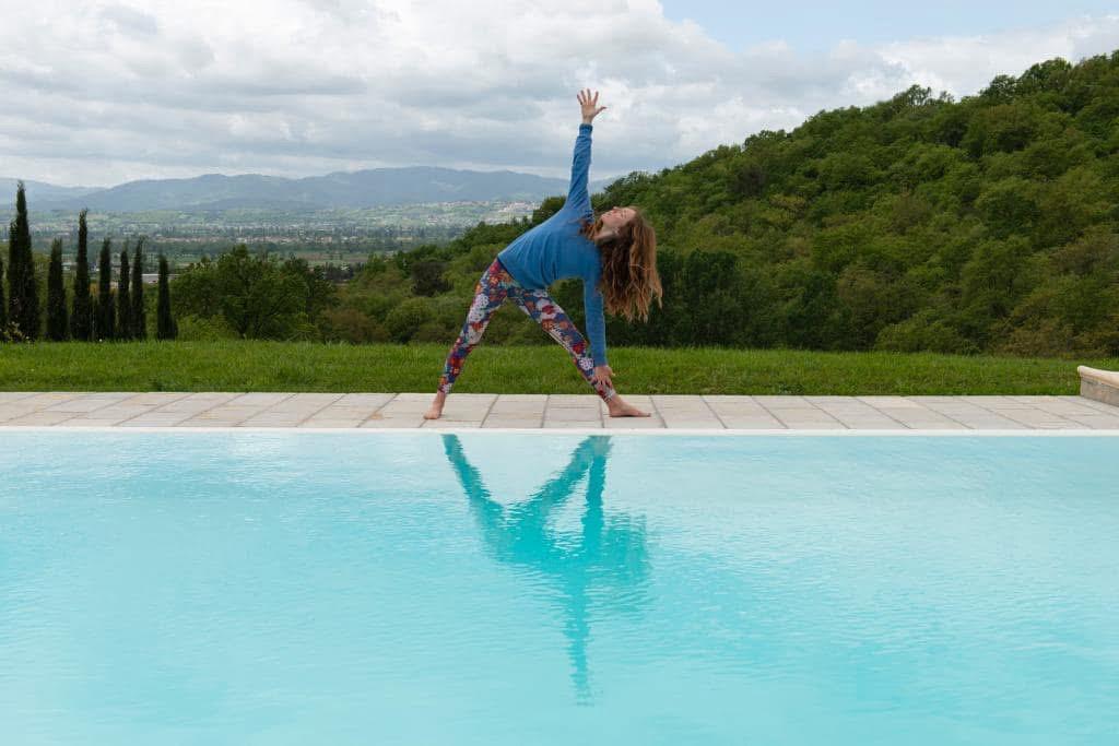 Yoga a bordo piscina in Toscana